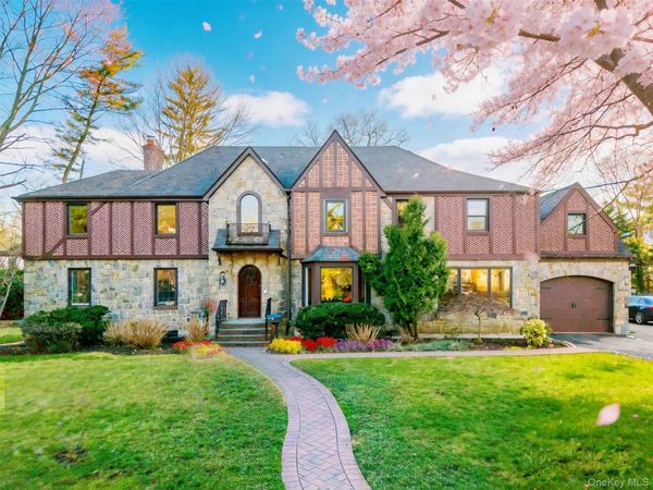 18 Robin Way, Great Neck, NY 11021