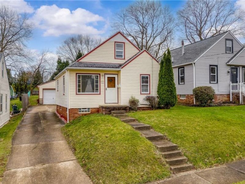 1614 Colonial Boulevard NE, Canton, OH 44714 Photo 2