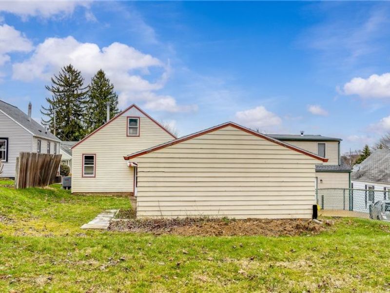 1614 Colonial Boulevard NE, Canton, OH 44714 Photo 3