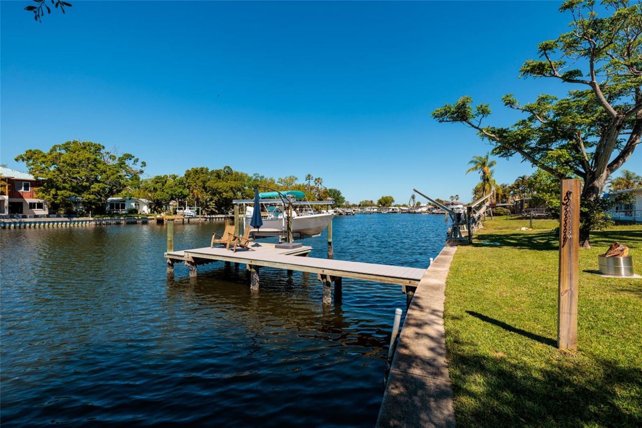 9298 Sun Isle Drive Ne, Saint Petersburg, FL 33702 Photo