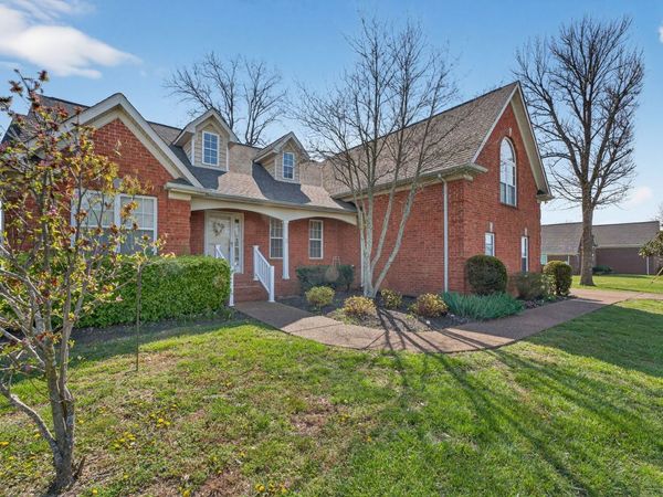 105 Stonefield Dr, Mount Juliet, TN 37122