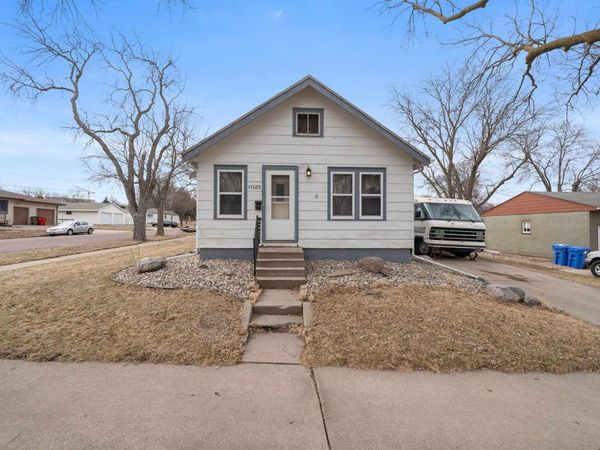 1025 S Wayland Ave, Sioux Falls, SD 57103