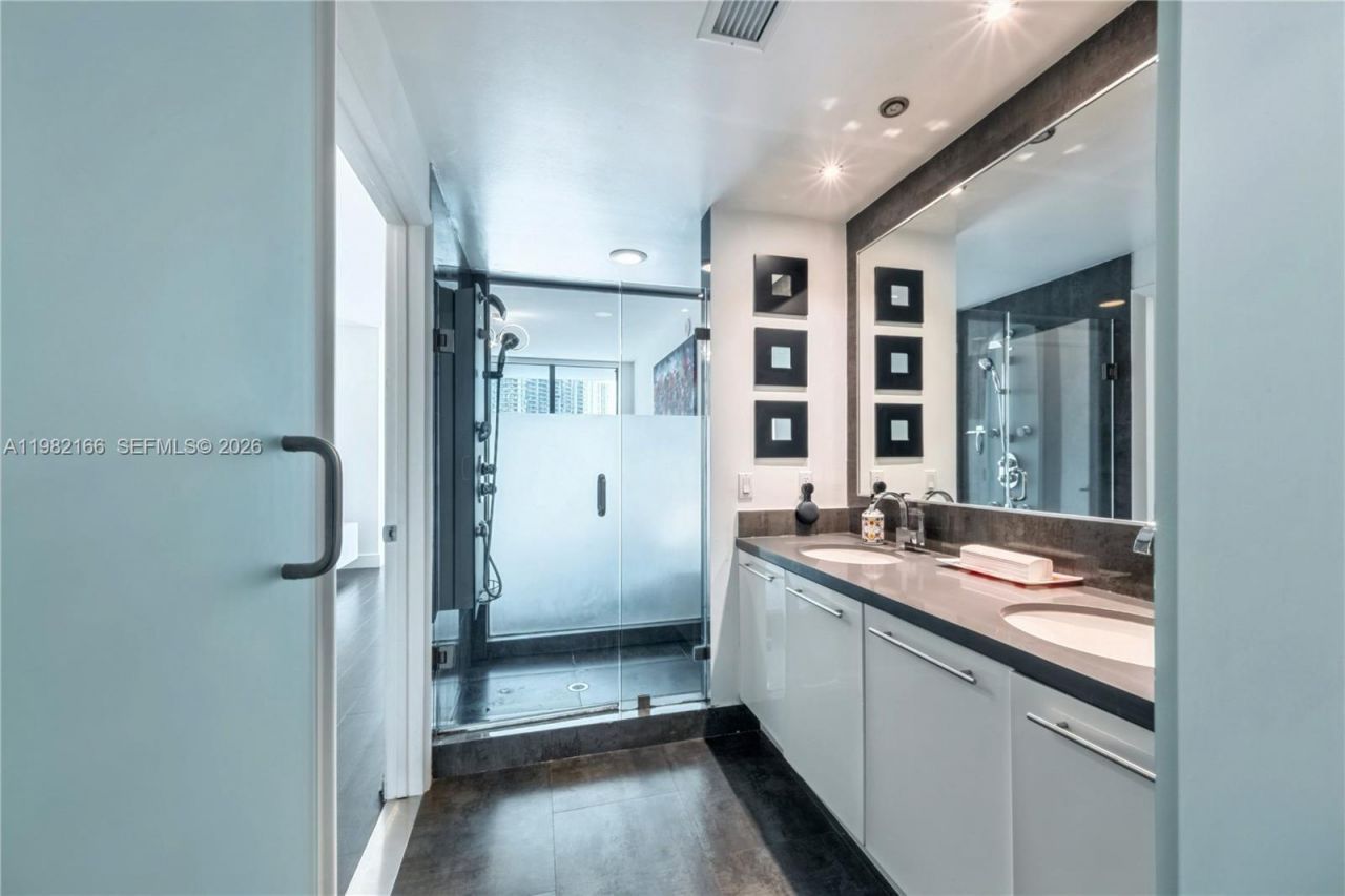 90 SW 3rd St, Unit 2116, Miami, FL 33130 Photo