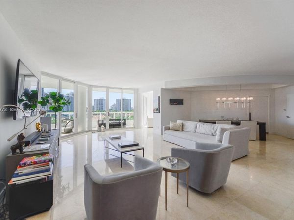 21050 Point Pl, Unit 702, Aventura, FL 33180