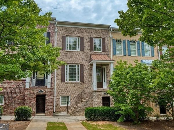 956 Persimmon Point NE, Sandy Springs, GA 30328