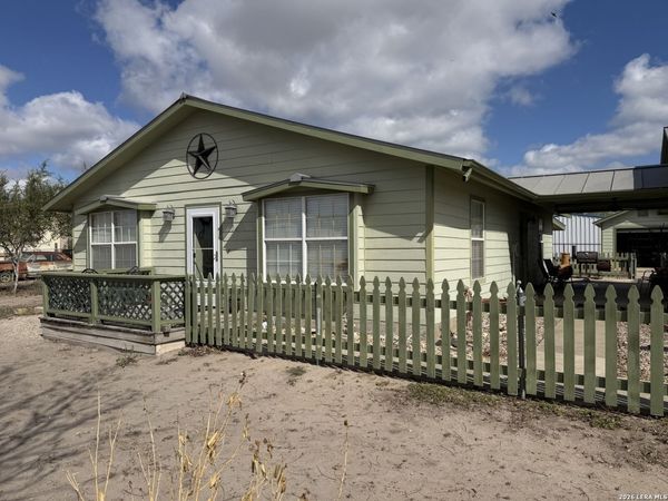 104 Jonathan St, Three Rivers, TX 78071