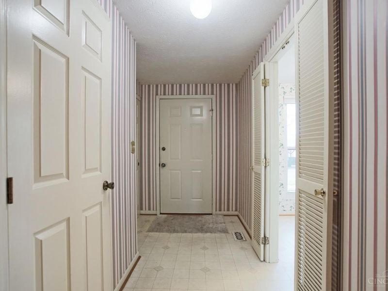 1049 Stratford Court, Loveland, OH 45140 Photo 3