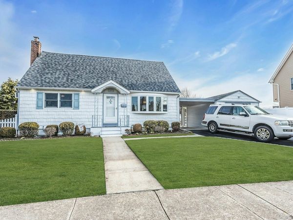 247 Knollwood Lane, Seaford, NY 11783