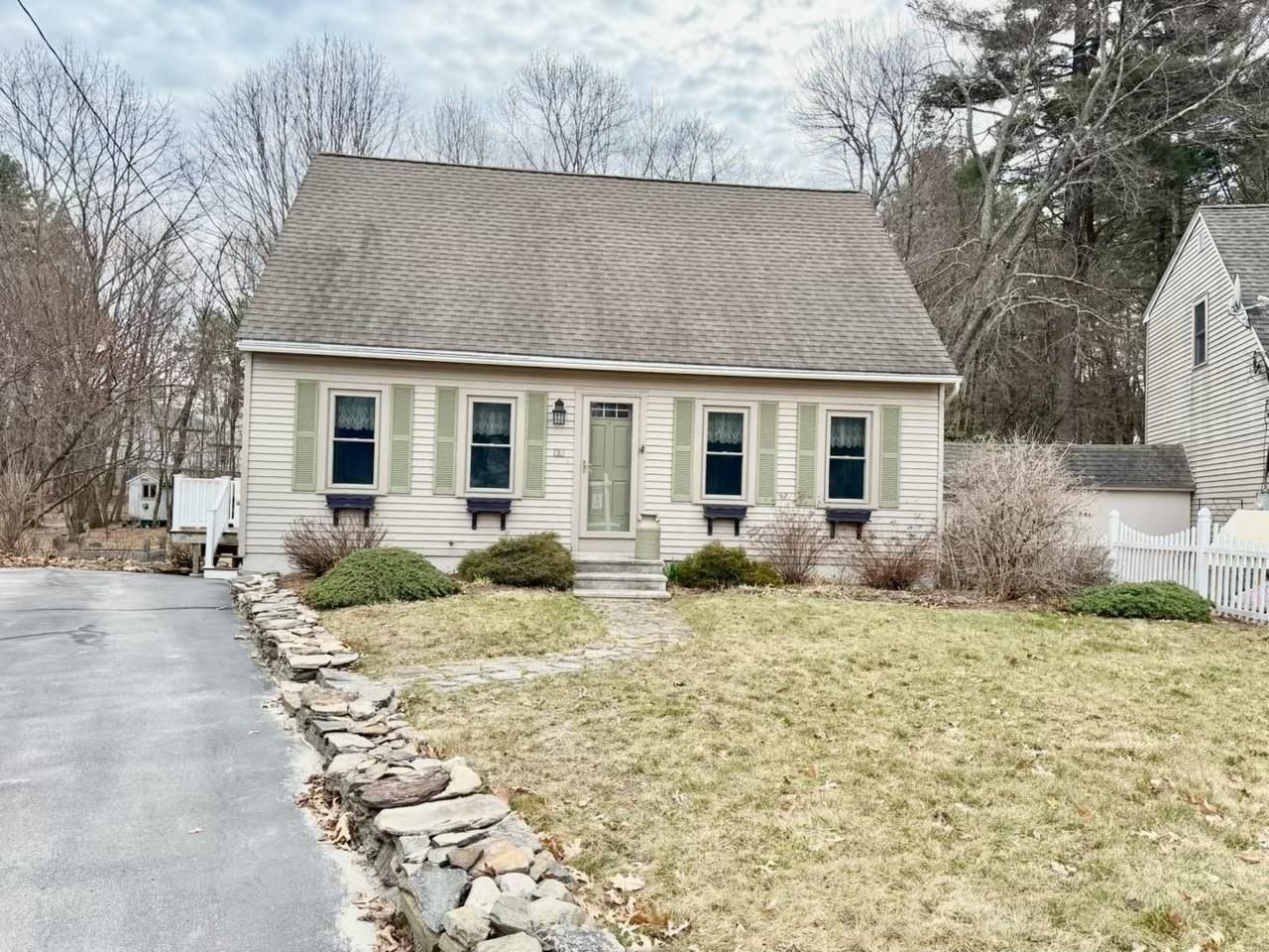 11 Linden Street, Hudson, NH 03051 Main Photo