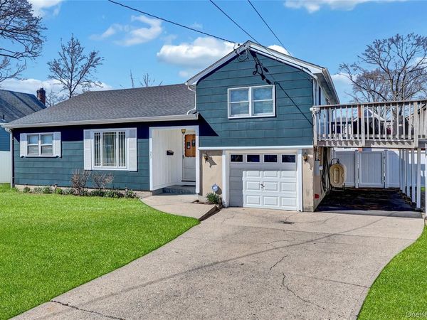 357 Deauville Boulevard , Copiague, NY 11726