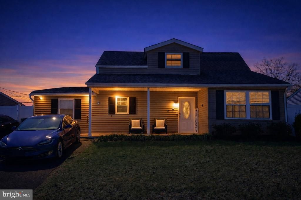 37 RIVER LANE , LEVITTOWN, PA 19055