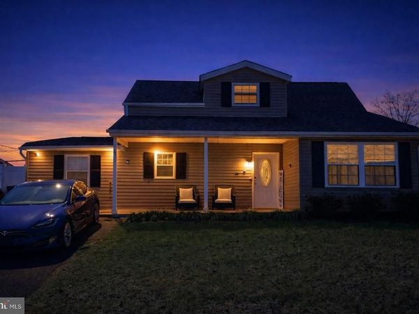 37 RIVER LANE, LEVITTOWN, PA 19055