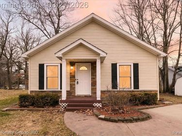 1525 Shoreline Drive, Hartland Twp, MI 48353