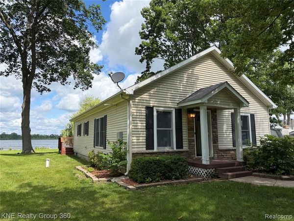 1525 Shoreline Drive, Hartland Twp, MI 48353