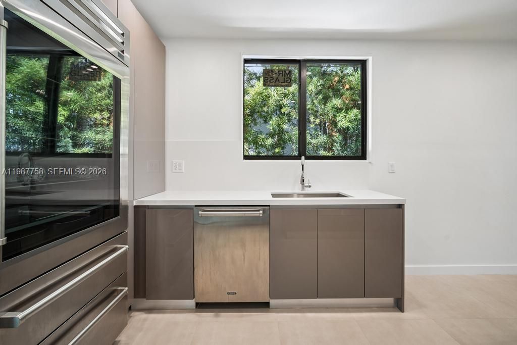 5661 Pine Tree Dr , Miami Beach, FL 33140 Photo