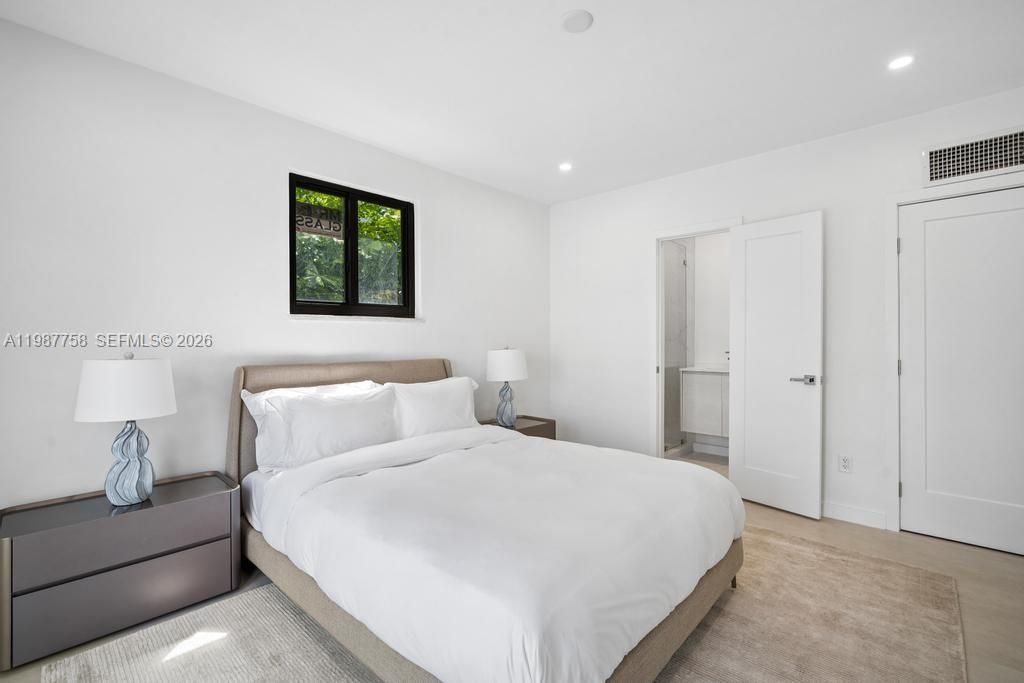 5661 Pine Tree Dr , Miami Beach, FL 33140 Photo