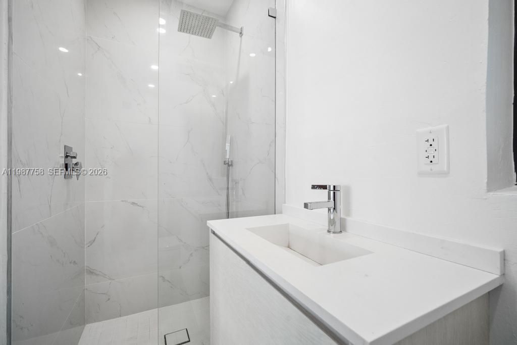 5661 Pine Tree Dr , Miami Beach, FL 33140 Photo