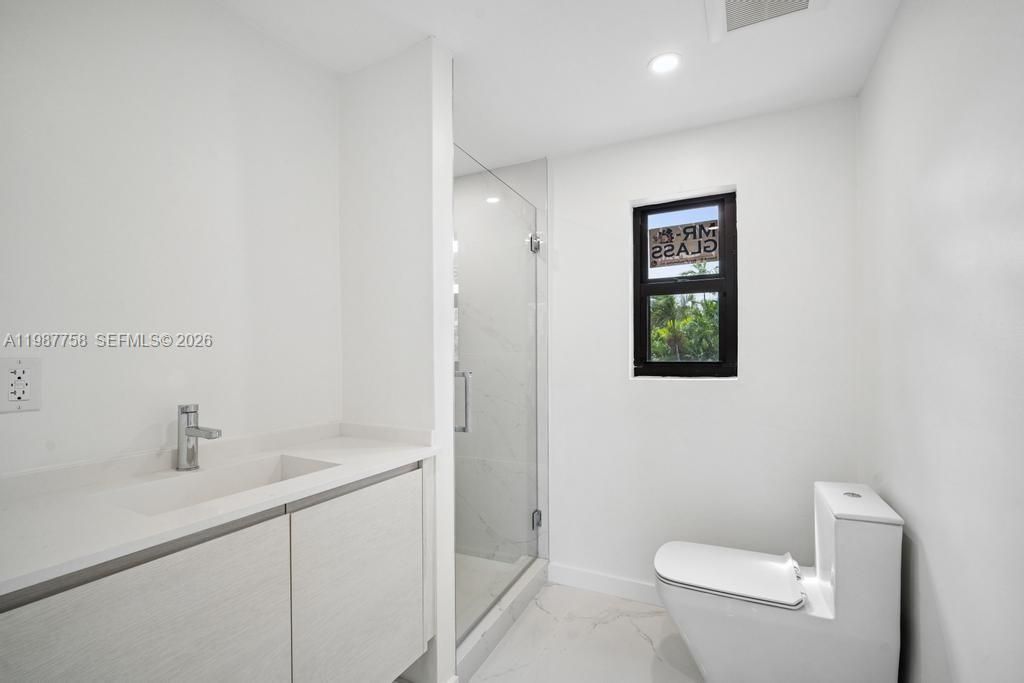 5661 Pine Tree Dr , Miami Beach, FL 33140 Photo