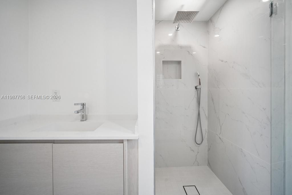 5661 Pine Tree Dr , Miami Beach, FL 33140 Photo