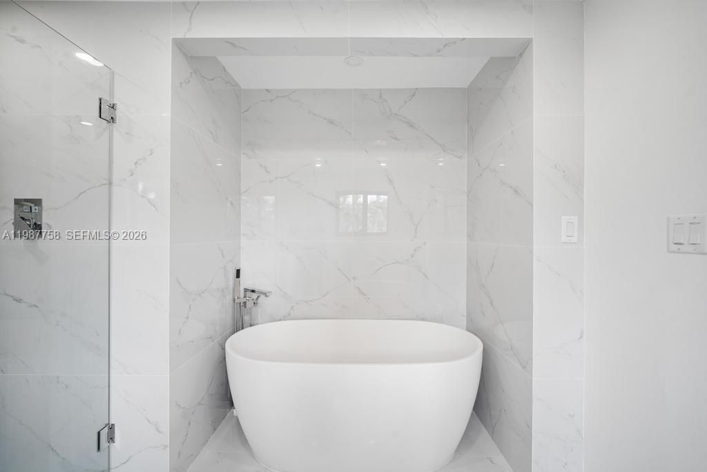 5661 Pine Tree Dr , Miami Beach, FL 33140 Photo