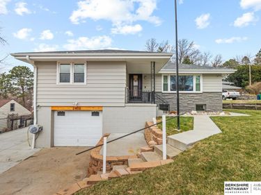2408 Chandler Road E, Bellevue, NE 68005