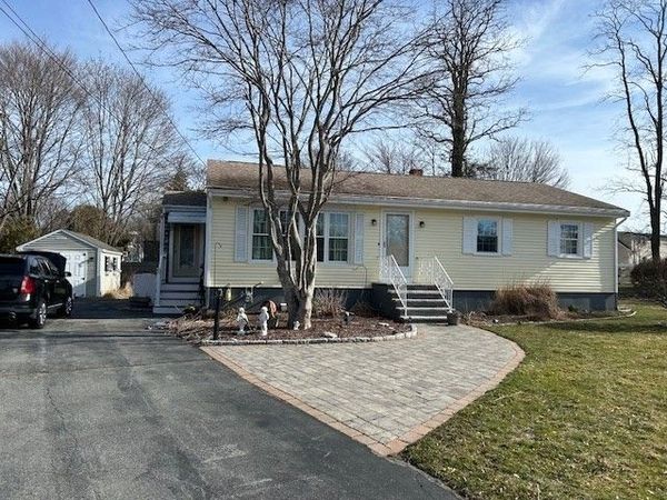 17 Diane St, Acushnet, MA 02743