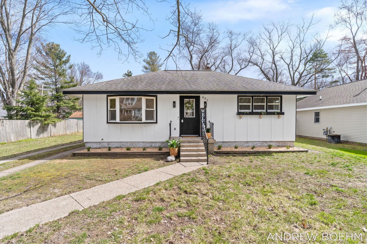607 Central Bay Avenue, Holland, MI 49423 Main Photo