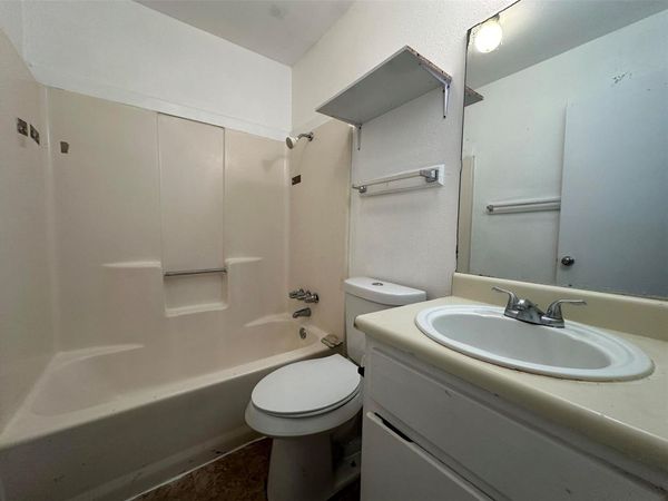 1105 Westwood LN, Unit 1C, Giddings, TX 78942