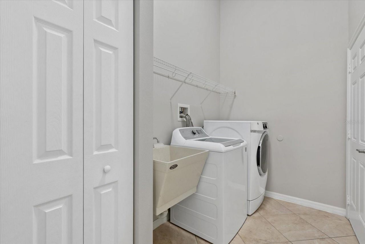 6634 38th Street E, Sarasota, FL 34243 Photo