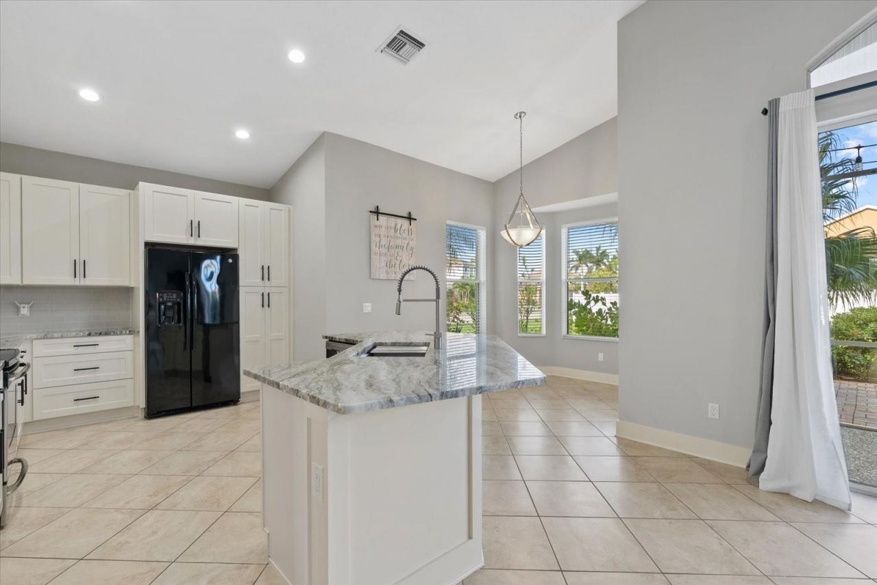 6634 38th Street E, Sarasota, FL 34243 Photo