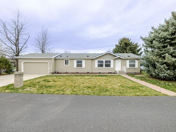 2051 NE Uintah Court, Redmond, OR 97756