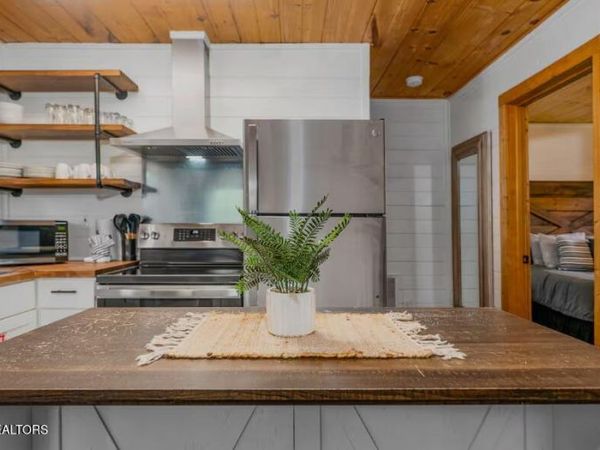 1805 Shady Grove Rd, Sevierville, TN 37876