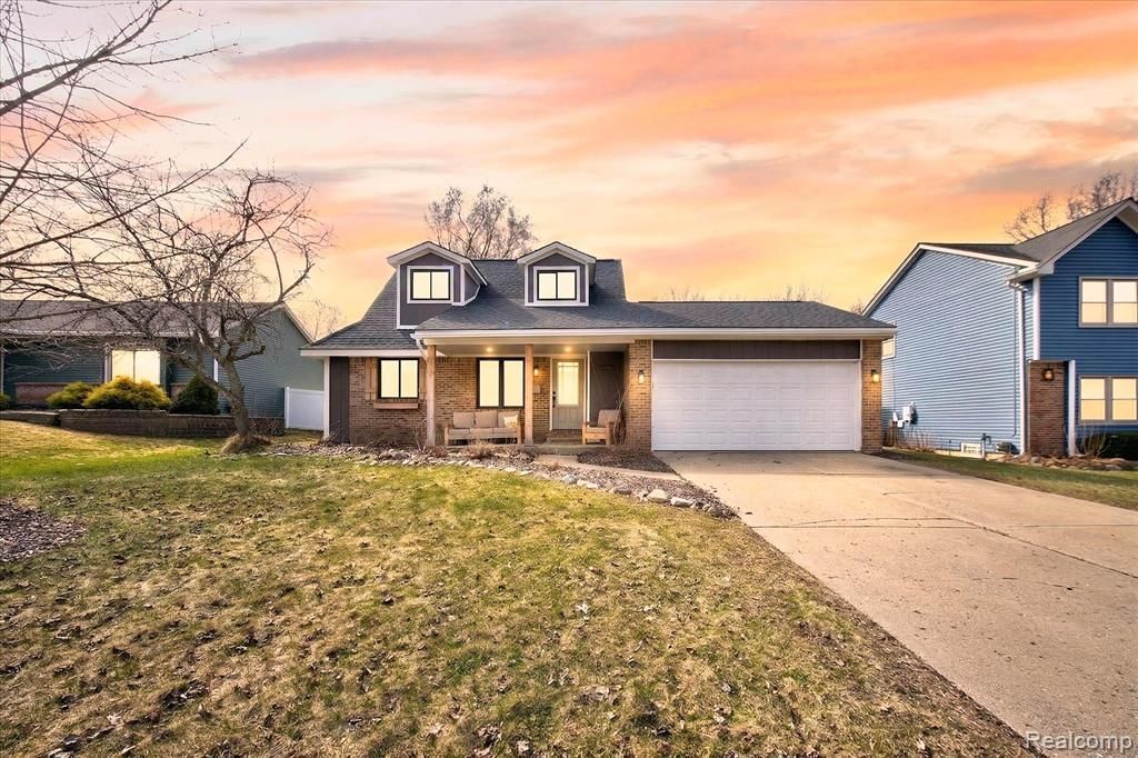 933 Abbey Lane, Milford Vlg, MI 48381 Main Photo