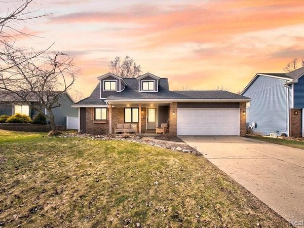 933 Abbey Lane, Milford Vlg, MI 48381