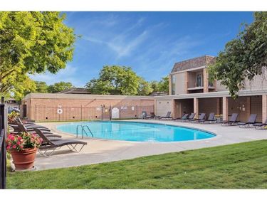 6423 Colony Way, Unit 1J, Edina, MN 55435