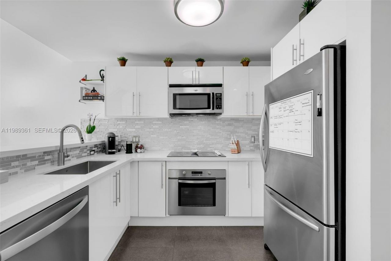 300 S Biscayne Blvd , Unit L-410, Miami, FL 33131 Photo