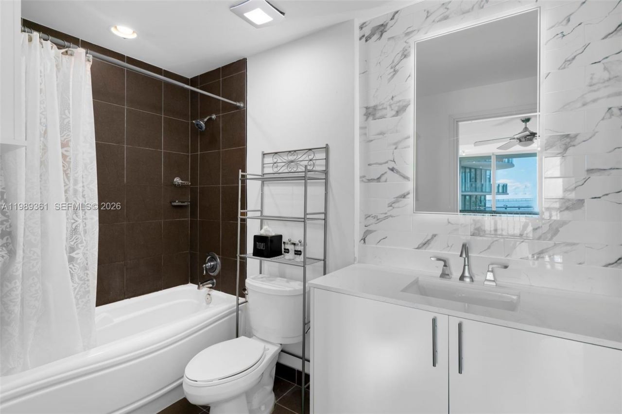 300 S Biscayne Blvd , Unit L-410, Miami, FL 33131 Photo