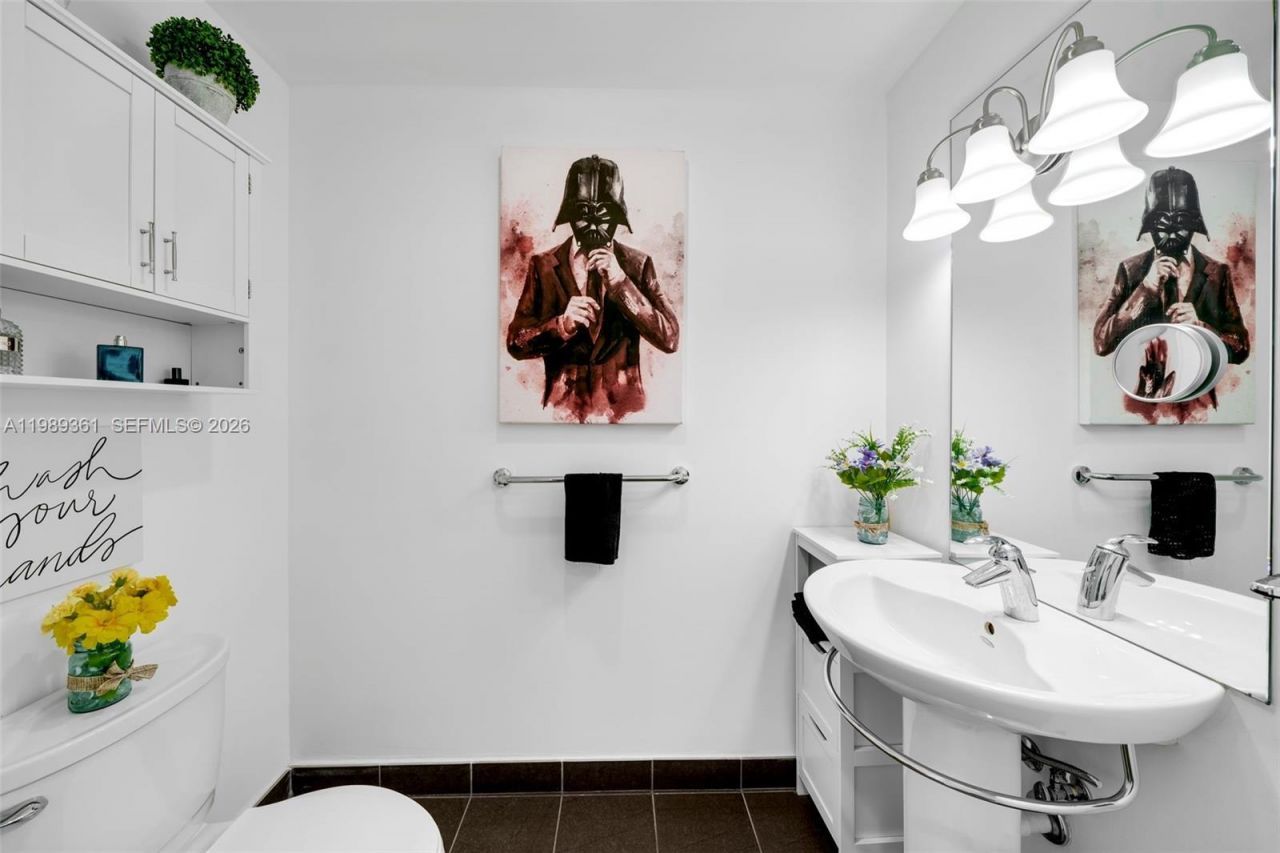 300 S Biscayne Blvd , Unit L-410, Miami, FL 33131 Photo