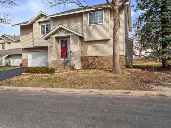 2907 Devonshire Circle, Woodbury, MN 55125