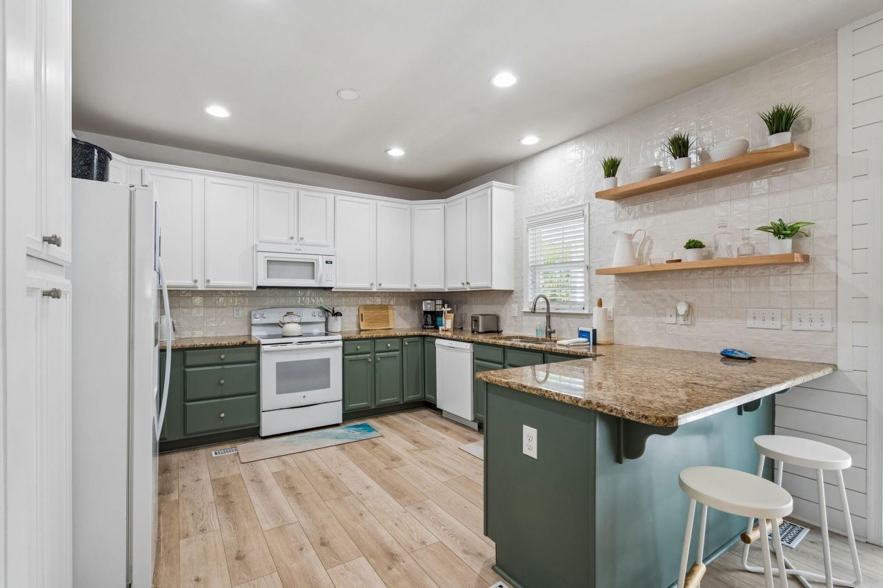 214 W Cooper Photo 32