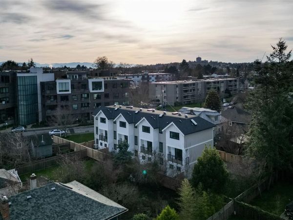 2268 Bowker Ave, Unit 3, Oak Bay, BC V8R 2E4