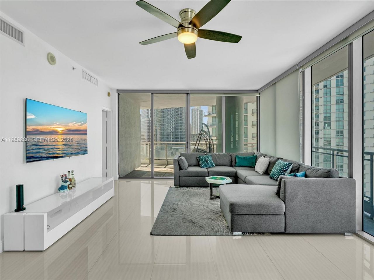 90 SW 3rd St , Unit 2013, Miami, FL 33130 Photo