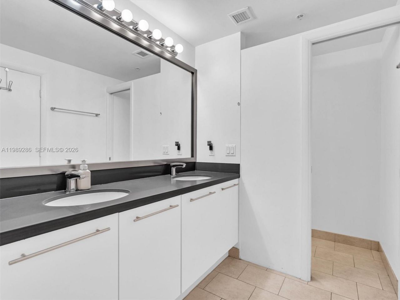 90 SW 3rd St , Unit 2013, Miami, FL 33130 Photo