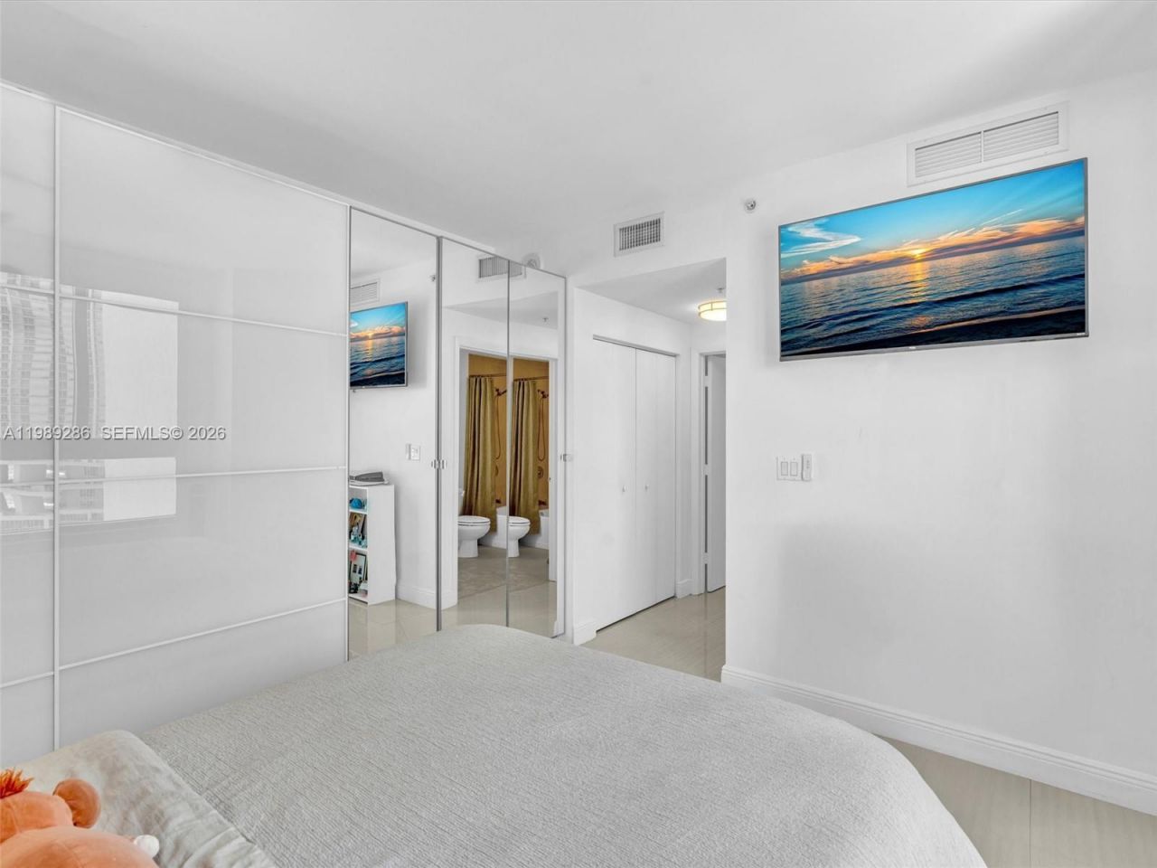 90 SW 3rd St , Unit 2013, Miami, FL 33130 Photo