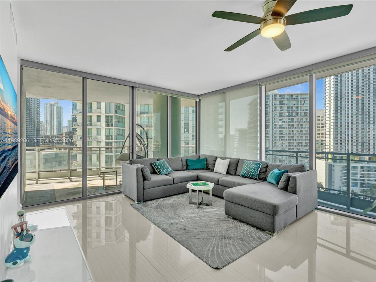 90 SW 3rd St , Unit 2013, Miami, FL 33130 Photo