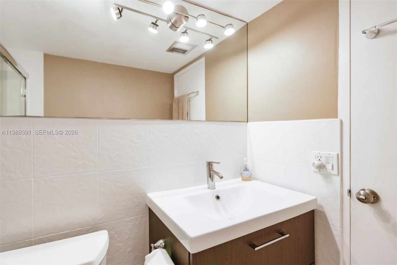 1936 S Ocean Dr , Unit 2D, Hallandale Beach, FL 33009 Photo