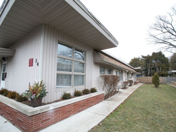 26 E Washington Avenue, Unit 1, Lake Bluff, IL 60044