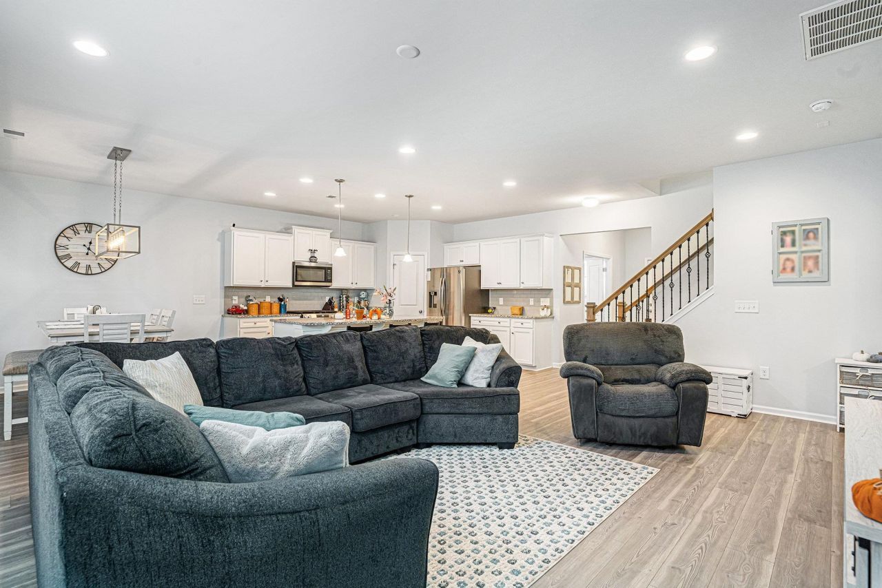 593 Heritage Downs Dr. Photo 9