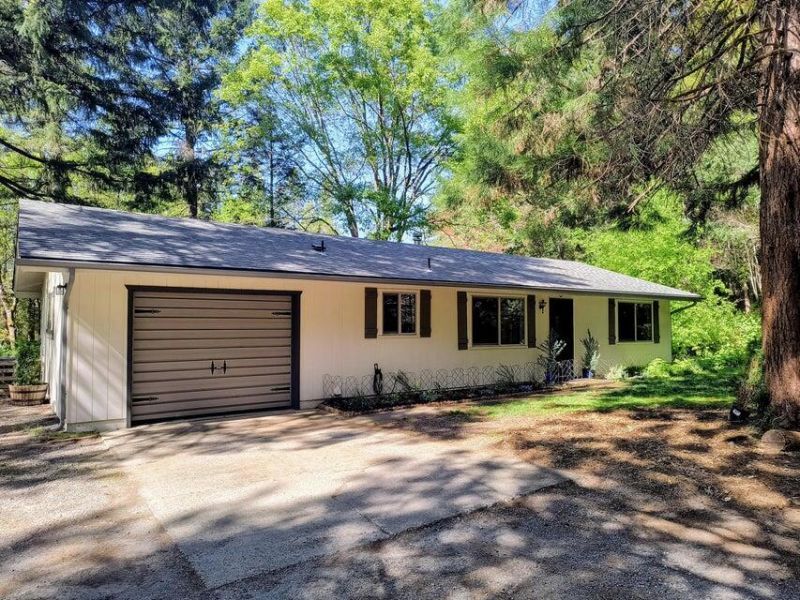 101 Cascade Drive, Cave Junction, OR 97523 Main Photo