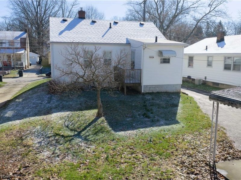 586 Lindell Street, Akron, OH 44305 Photo 2